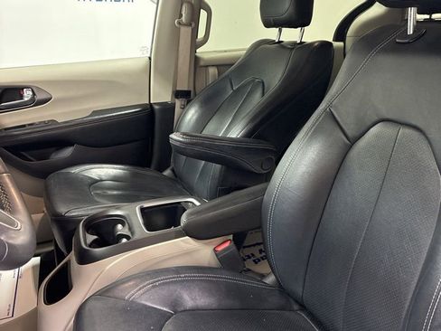 Used 2022 Chrysler Pacifica Touring-L FWD image 10