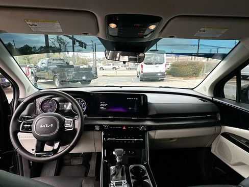 Used 2024 Kia Carnival EX image 3