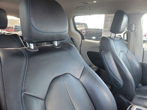 Certified 2021 Chrysler Pacifica Touring-L image 21