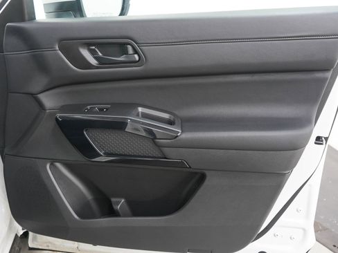 Used 2024 Nissan Pathfinder SV AWD/4WD image 11
