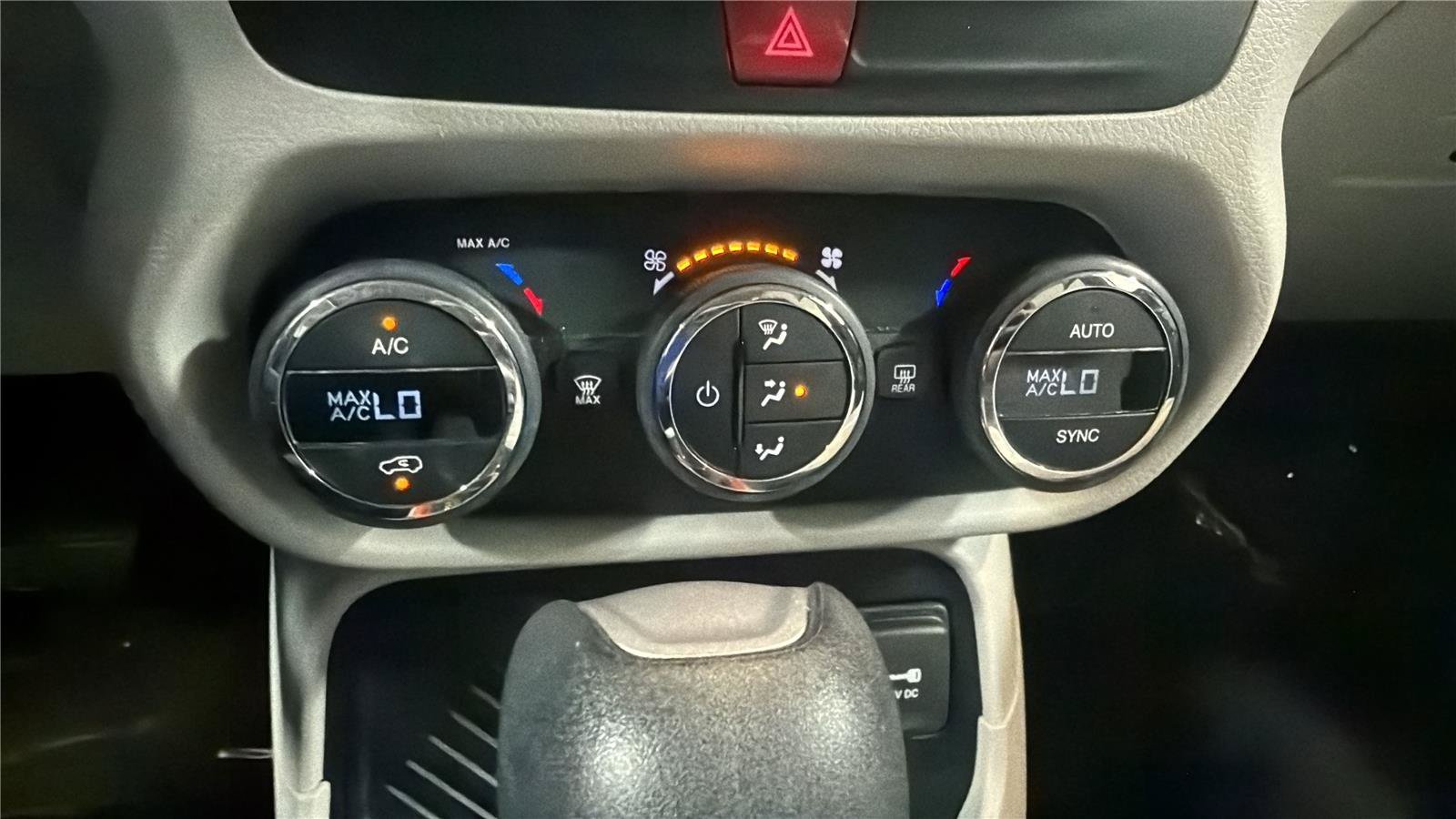 Used 2017 Jeep Renegade Latitude w/ Popular Equipment Group FWD image 18
