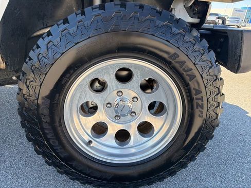 Used 2017 Jeep Wrangler Sahara w/ Connectivity Group image 11