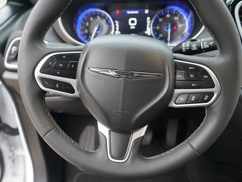Used 2025 Chrysler Pacifica Select FWD image 17
