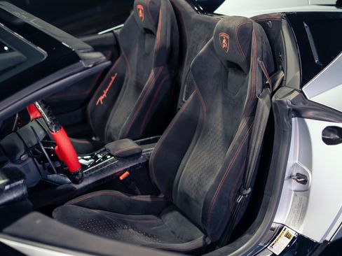 Used 2018 Lamborghini Huracan Performante AWD/4WD image 4