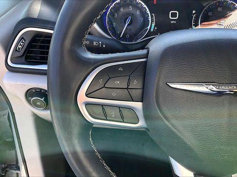 Used 2024 Chrysler Pacifica Touring-L FWD image 22