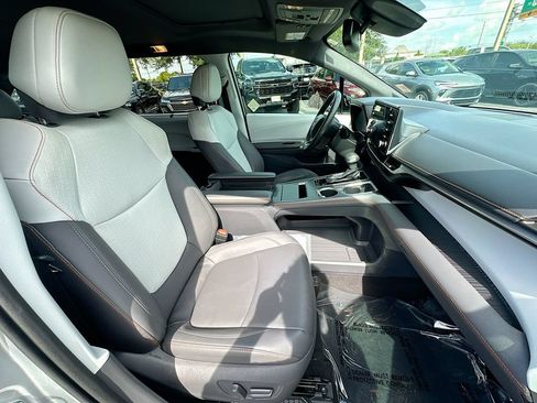 Used 2021 Toyota Sienna XSE FWD image 28