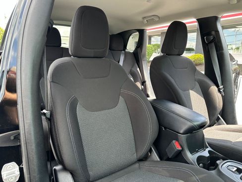 Used 2019 Jeep Cherokee Latitude w/ Popular Appearance Group AWD/4WD image 34