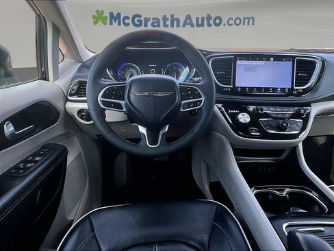 Used 2023 Chrysler Pacifica Limited FWD image 10