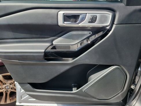 Used 2023 Ford Explorer Platinum w/ Technology Package image 28
