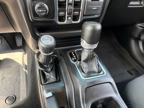 Used 2023 Jeep Gladiator Sport AWD/4WD image 18