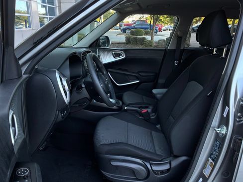 Used 2025 Kia Soul LX w/ LX Technology Package FWD image 10