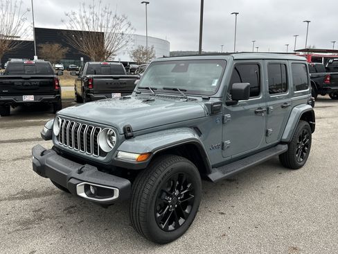 Used 2025 Jeep Wrangler Sahara image 3