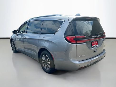 Used 2021 Chrysler Pacifica Touring-L FWD image 8