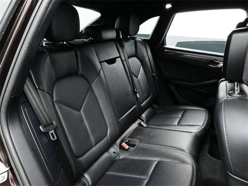 Certified 2022 Porsche Macan image 17