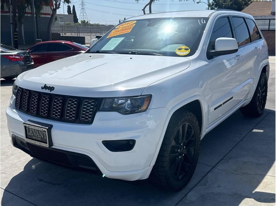 Used 2017 Jeep Grand Cherokee Altitude RWD image 3