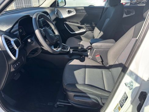 Used 2025 Kia Soul LX w/ LX Technology Package FWD image 24