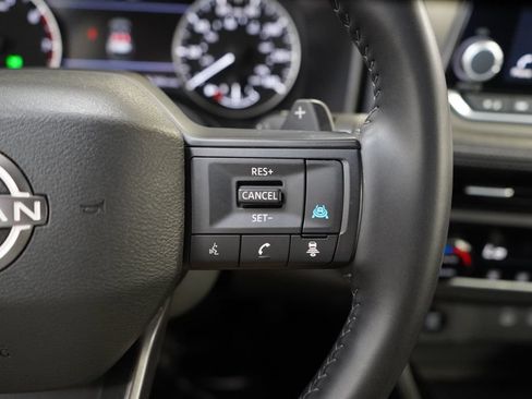 Used 2025 Nissan Rogue SV FWD image 32