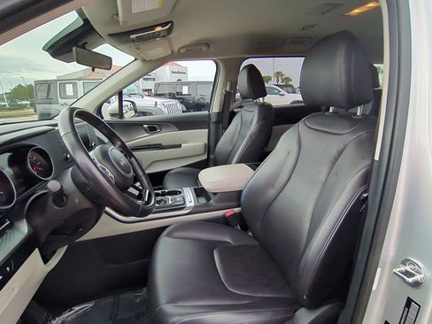 Used 2023 Kia Carnival LX image 14