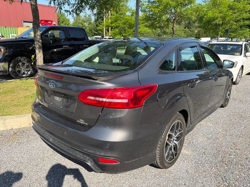 Used 2016 Ford Focus SE w/ SE Sport Package FWD image 7