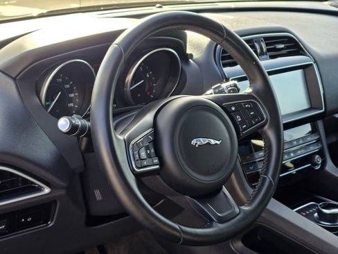 Used 2017 Jaguar F-PACE Prestige image 15