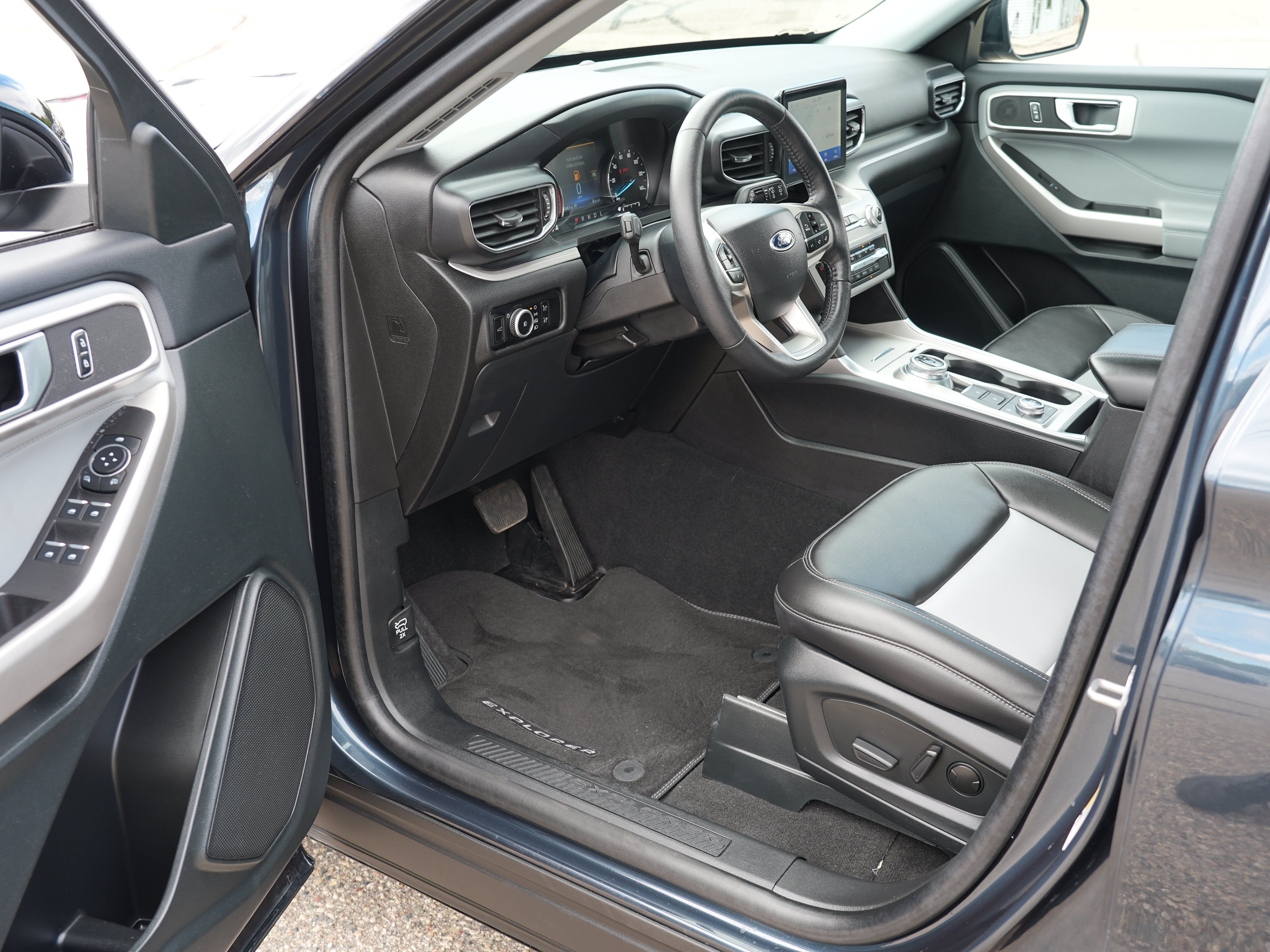 Used 2024 Ford Explorer XLT w/ Equipment Group 202A AWD/4WD image 15