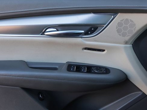 Used 2017 Cadillac XT5 Luxury w/ Driver Awareness Package image 12