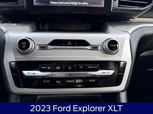 Used 2023 Ford Explorer XLT AWD/4WD image 25