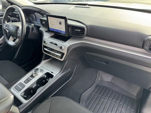 Used 2024 Ford Explorer XLT image 7