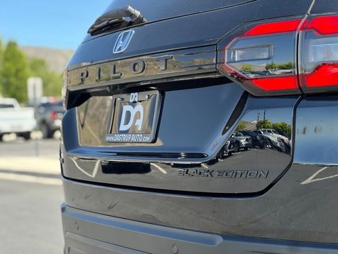 Used 2025 Honda Pilot Black Edition image 32