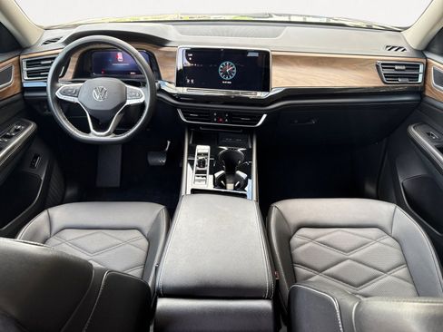 Certified 2025 Volkswagen Atlas SE image 3