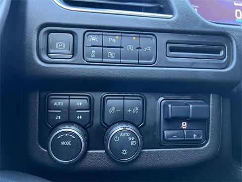 Used 2022 Chevrolet Suburban RST w/ Luxury Package image 29