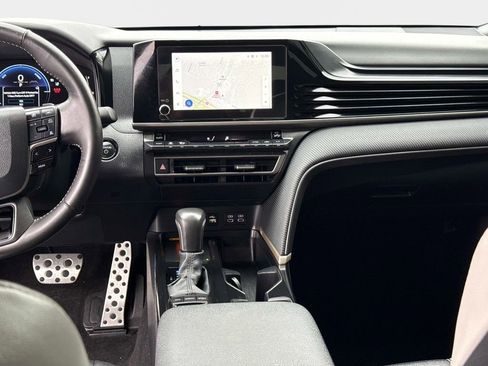 Used 2025 Toyota Camry SE image 17