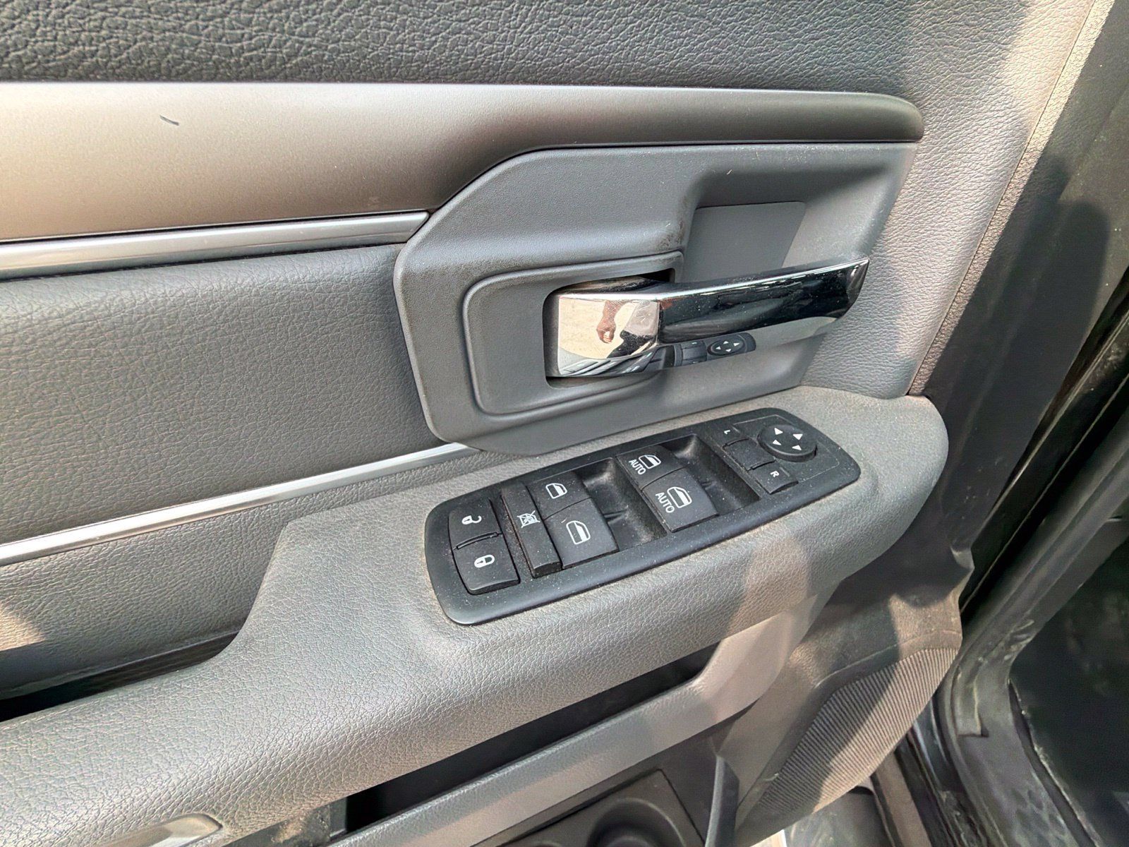Used 2016 RAM 1500 Classic SLT w/ Protection Group AWD/4WD image 11