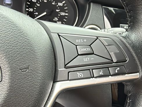 Used 2020 Nissan Rogue SV image 11