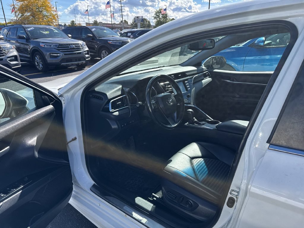 Used 2018 Toyota Camry SE w/ Convenience Package FWD image 11