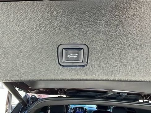 Used 2022 Chevrolet Traverse LT FWD image 33