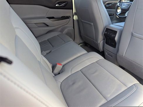 Used 2023 GMC Acadia SLT image 13