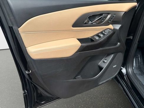 Used 2023 Chevrolet Traverse Premier FWD image 17