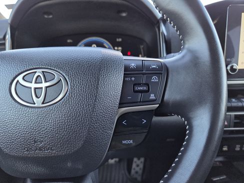 Used 2025 Toyota Camry SE image 36