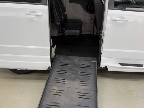 Used 2018 Dodge Grand Caravan SE FWD image 15