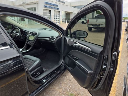 Used 2017 Ford Fusion SE w/ Equipment Group 201A FWD image 29