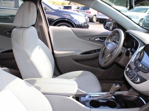 Used 2017 Chevrolet Malibu LT image 11