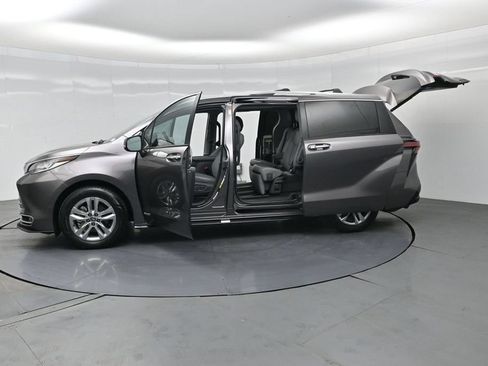 Used 2021 Toyota Sienna Limited FWD image 40