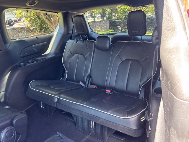 Used 2025 Chrysler Pacifica Limited FWD image 19