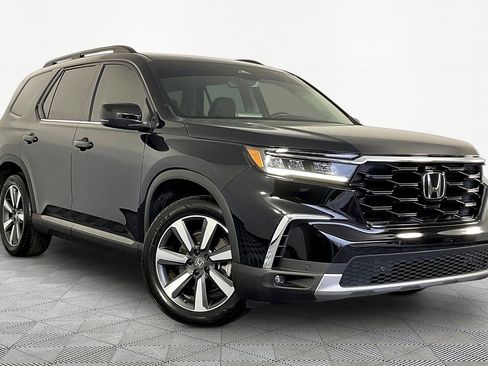 Used 2025 Honda Pilot Touring image 3