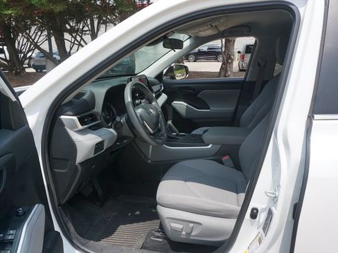Used 2023 Toyota Highlander L FWD image 2