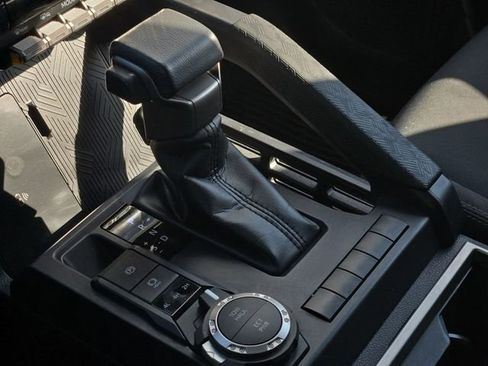 Used 2025 Toyota Tacoma SR5 AWD/4WD image 22
