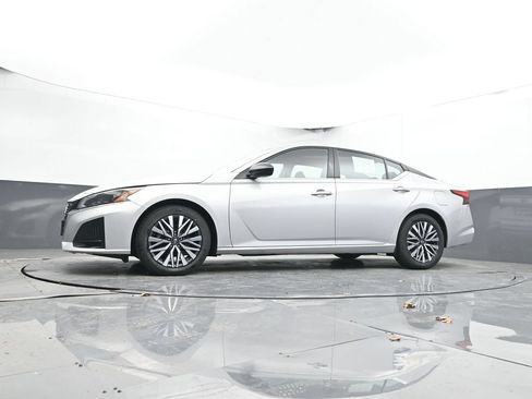Used 2024 Nissan Altima 2.5 SV FWD image 41