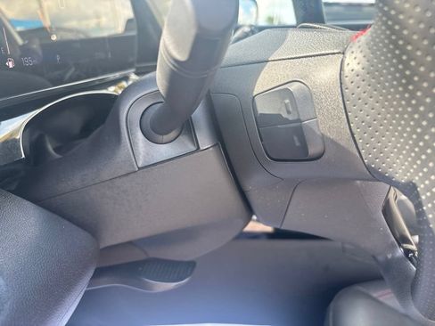 Used 2025 Chevrolet Trax RS FWD image 21