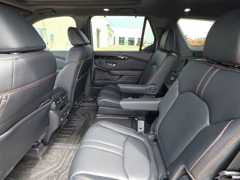 Used 2025 Honda Pilot TrailSport image 13